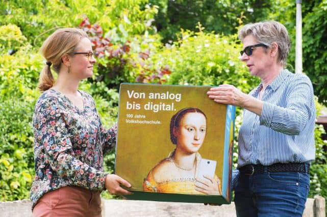 Ina Köpf und Hildegard Recker mit Sitzwürfel